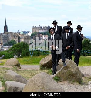 Edimburgo, Scozia, Regno Unito. 29 luglio 2024. Edinburgh Fringe: Lo spettacolo del circo dei Black Blues Brothers si esibisce su Calton Hill con lo sfondo del castello di Edimburgo e dei tetti della città. Mostrando la loro abilità acrobatica, i Black Blues Brothers portano le loro dita, trucchi, limbo fuochi, piramidi umane, gag esilaranti e coreografie alla periferia di Edimburgo. Mostra alle sale riunioni, Venue 20 dal 1 agosto Crediti: Craig Brown/Alamy Live News Foto Stock