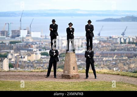 Edimburgo, Scozia, Regno Unito. 29 luglio 2024. Edinburgh Fringe: Lo spettacolo del circo dei Black Blues Brothers si esibisce su Calton Hill con una vista sui tetti della città e sul quarto estuario. Mostrando la loro abilità acrobatica, i Black Blues Brothers portano le loro dita, trucchi, limbo fuochi, piramidi umane, gag esilaranti e coreografie alla periferia di Edimburgo. Mostra alle sale riunioni, Venue 20 dal 1 agosto Crediti: Craig Brown/Alamy Live News Foto Stock