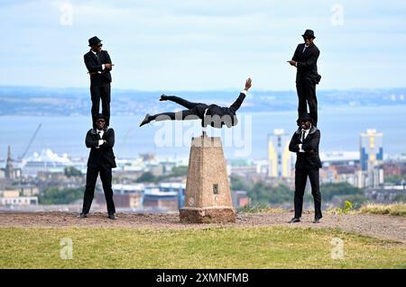 Edimburgo, Scozia, Regno Unito. 29 luglio 2024. Edinburgh Fringe: Lo spettacolo del circo dei Black Blues Brothers si esibisce su Calton Hill con una vista sui tetti della città e sul quarto estuario. Mostrando la loro abilità acrobatica, i Black Blues Brothers portano le loro dita, trucchi, limbo fuochi, piramidi umane, gag esilaranti e coreografie alla periferia di Edimburgo. Mostra alle sale riunioni, Venue 20 dal 1 agosto Crediti: Craig Brown/Alamy Live News Foto Stock