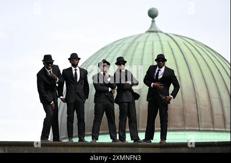 Edimburgo, Scozia, Regno Unito. 29 luglio 2024. Edinburgh Fringe: Lo spettacolo del circo dei Black Blues Brothers si esibisce a Calton Hill sullo sfondo del City Observatory Dome. Mostrando la loro abilità acrobatica, i Black Blues Brothers portano le loro dita, trucchi, limbo fuochi, piramidi umane, gag esilaranti e coreografie alla periferia di Edimburgo. Mostra alle sale riunioni, Venue 20 dal 1 agosto Crediti: Craig Brown/Alamy Live News Foto Stock