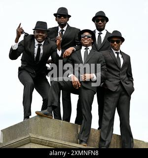 Edimburgo, Scozia, Regno Unito. 29 luglio 2024. Edinburgh Fringe: Il circo dei Black Blues Brothers si esibisce a Calton Hill, mostrando la loro abilità acrobatica. I Black Blues Brothers portano i loro flipper, trucchi, limbo fuochi, piramidi umane, gag esilaranti e coreografie alla periferia di Edimburgo. Mostra alle sale riunioni, Venue 20 dal 1 agosto Crediti: Craig Brown/Alamy Live News Foto Stock