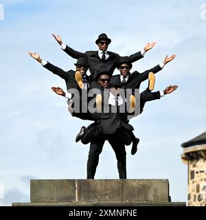 Edimburgo, Scozia, Regno Unito. 29 luglio 2024. Edinburgh Fringe: Il circo dei Black Blues Brothers si esibisce a Calton Hill, mostrando la loro abilità acrobatica. I Black Blues Brothers portano i loro flipper, trucchi, limbo fuochi, piramidi umane, gag esilaranti e coreografie alla periferia di Edimburgo. Mostra alle sale riunioni, Venue 20 dal 1 agosto Crediti: Craig Brown/Alamy Live News Foto Stock