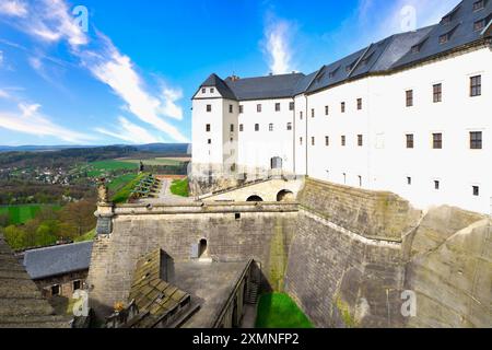 Fortezza di Konigstein sulla cima delle montagne di arenaria dell'Elba, Konigstein, Sassonia, Germania Foto Stock