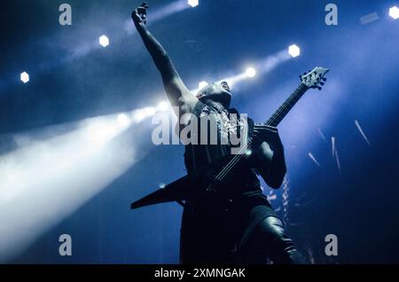 Nergal (Adam Darski) di Behemoth che si esibisce al Release Athens Festival in Plateia Nerou / Grecia, luglio 2024 Foto Stock