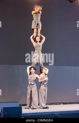 Parigi, Francia. 28 luglio 2024. Le impressionanti ragazze di Eye Catching Circus, MEI Chih-Ling, LAN Yi-Yun, HSIAO SZU-Mien, CHEN Ting-Yu e LIAO Ssu-Chun si esibiscono sul palco il 28 luglio 2024 al Pavillon Chinese Taipei, la Villette - Parc des Nations a Parigi, Francia. Crediti: Bernard Menigault/Alamy Live News Foto Stock