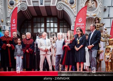 Le autorità cittadine si trovano di fronte alla Corte Artus durante l'apertura della Fiera Dominicana. Per la 764esima volta, è iniziato il più grande evento commerciale e di intrattenimento all'aperto d'Europa. La cerimonia di apertura della Fiera Domenicana si è svolta di fronte alla Corte Artus a Danzica, quando il sindaco della città, Aleksandra Dulkiewicz, ha simbolicamente consegnato le chiavi della città ai mercanti. La fiera si ispira alle tradizioni medievali del commercio e del divertimento. Una sfilata di personaggi colorati ha attraversato la città. Ogni anno, la fiera attira molti residenti e turisti. La fiera è stata istituita da un toro di Pop Foto Stock