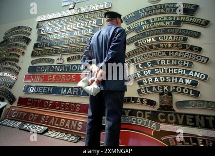 La Crewe Railway Works ha tenuto un'esposizione di targhette delle locomotive a vapore. L'uomo che li ammira è un macchinista che una volta li ha guidati. Foto di Roger Bamber Foto Stock