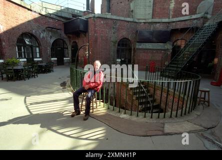 Solent Napoleonic Fort in vendita Spit Bank Fort nel Solent il più piccolo di una catena di forti dell'Hampshire del XIX secolo costruiti per difendere Portsmouth dai francesi. E' stato usato come un pub e come una insolita casa di vacanza. Spit Bank Fort è stato ristrutturato e messo sul mercato nel 2020 per 4 milioni di sterline. Nel 2021 è un hotel che costa 700 sterline a notte senza colazione per la più economica delle nove suite di lusso 19 ottobre 1998 foto di Roger Bamber Foto Stock