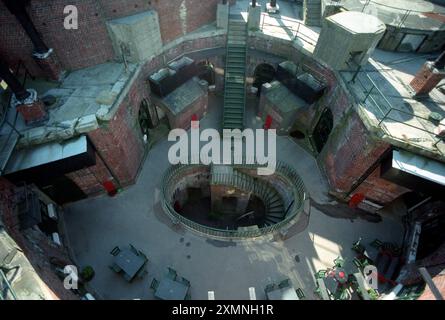 Solent Napoleonic Fort in vendita Spit Bank Fort nel Solent il più piccolo di una catena di forti dell'Hampshire del XIX secolo costruiti per difendere Portsmouth dai francesi. E' stato usato come un pub e come una insolita casa di vacanza. Spit Bank Fort è stato ristrutturato e messo sul mercato nel 2020 per 4 milioni di sterline. Nel 2021 è un hotel che costa 700 sterline a notte senza colazione per la più economica delle nove suite di lusso 19 ottobre 1998 foto di Roger Bamber Foto Stock