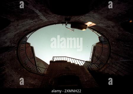 Solent Napoleonic Fort in vendita Spit Bank Fort nel Solent il più piccolo di una catena di forti dell'Hampshire del XIX secolo costruiti per difendere Portsmouth dai francesi. E' stato usato come un pub e come una insolita casa di vacanza. Spit Bank Fort è stato ristrutturato e messo sul mercato nel 2020 per 4 milioni di sterline. Nel 2021 è un hotel che costa 700 sterline a notte senza colazione per la più economica delle nove suite di lusso 19 ottobre 1998 foto di Roger Bamber Foto Stock