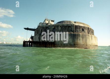 Solent Napoleonic Fort in vendita Spit Bank Fort nel Solent il più piccolo di una catena di forti dell'Hampshire del XIX secolo costruiti per difendere Portsmouth dai francesi. E' stato usato come un pub e come una insolita casa di vacanza. Spit Bank Fort è stato ristrutturato e messo sul mercato nel 2020 per 4 milioni di sterline. Nel 2021 è un hotel che costa 700 sterline a notte senza colazione per la più economica delle nove suite di lusso 19 ottobre 1998 foto di Roger Bamber Foto Stock