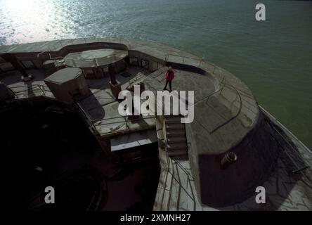 Solent Napoleonic Fort in vendita Spit Bank Fort nel Solent il più piccolo di una catena di forti dell'Hampshire del XIX secolo costruiti per difendere Portsmouth dai francesi. E' stato usato come un pub e come una insolita casa di vacanza. Spit Bank Fort è stato ristrutturato e messo sul mercato nel 2020 per 4 milioni di sterline. Nel 2021 è un hotel che costa 700 sterline a notte senza colazione per la più economica delle nove suite di lusso 19 ottobre 1998 foto di Roger Bamber Foto Stock