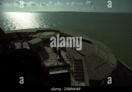 Solent Napoleonic Fort in vendita Spit Bank Fort nel Solent il più piccolo di una catena di forti dell'Hampshire del XIX secolo costruiti per difendere Portsmouth dai francesi. E' stato usato come un pub e come una insolita casa di vacanza. Spit Bank Fort è stato ristrutturato e messo sul mercato nel 2020 per 4 milioni di sterline. Nel 2021 è un hotel che costa 700 sterline a notte senza colazione per la più economica delle nove suite di lusso 19 ottobre 1998 foto di Roger Bamber Foto Stock