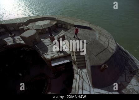 Solent Napoleonic Fort in vendita Spit Bank Fort nel Solent il più piccolo di una catena di forti dell'Hampshire del XIX secolo costruiti per difendere Portsmouth dai francesi. E' stato usato come un pub e come una insolita casa di vacanza. Spit Bank Fort è stato ristrutturato e messo sul mercato nel 2020 per 4 milioni di sterline. Nel 2021 è un hotel che costa 700 sterline a notte senza colazione per la più economica delle nove suite di lusso 19 ottobre 1998 foto di Roger Bamber Foto Stock