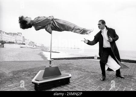 Gli illusionisti Joanna e Ricki Martin provano la loro Sword of Damocles a Eastbourne, East Sussex, durante una convention di maghi. 23 settembre 1994 foto di Roger Bamber Foto Stock