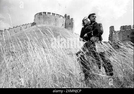 James Simmons nel ruolo di Benedick e Marie Francis nel ruolo di Beatrice nella Oxford Stage Company prove per Much Ado About Nothing al Castello di Arundel. Faceva parte dell'Arundel Festival 23 luglio 1992 Picture by Roger Bamber Foto Stock