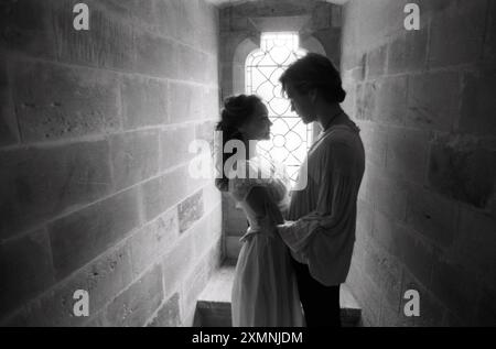 Stephen Moyer e Tara Woodward della Oxford Stage Company stavano provando Romeo e Giulietta al Castello di Arundel, West Sussex, dove si esibivano all'Arundel Festival prima di un tour che terminava in Giappone. Entrambi sono ancora attori nel 2021 14 agosto 1994 immagine di Roger Bamber Foto Stock