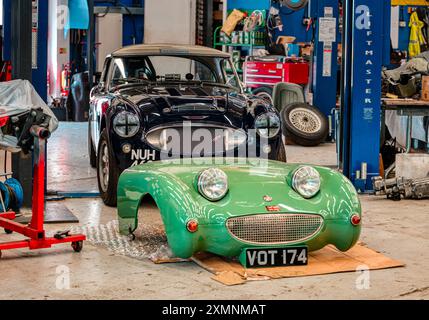 Austin Healey Cars in officina per riparazioni e restauri, Bill Rawles Classic Cars, Ropley, Hampshire, Regno Unito Foto Stock