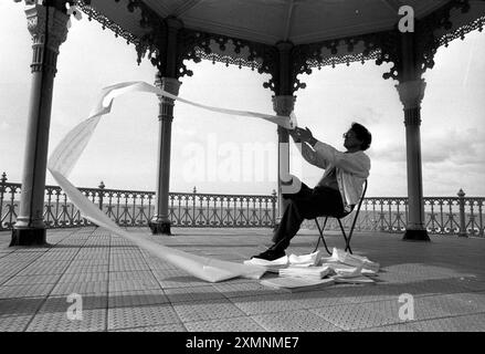 Parole che soffiano nel vento... Il poeta Sebastian Barker nel palco sul lungomare di Brighton con il voluminoso manoscritto del suo poema epico di 4500 versi su Nietzsche letto al Festival di Brighton da Prunella Scales e Timothy West. Foto di Roger Bamber, 9 maggio 1992 Foto Stock