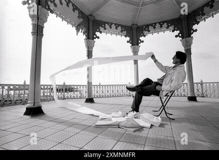 Parole che soffiano nel vento... Il poeta Sebastian Barker nel palco sul lungomare di Brighton con il voluminoso manoscritto del suo poema epico di 4500 versi su Nietzsche letto al Festival di Brighton da Prunella Scales e Timothy West. Foto di Roger Bamber, 9 maggio 1992 Foto Stock