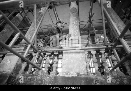 Ponte Palladiano nel giardino paesaggistico del Parco Prior a Bath. Preparazione per il restauro di grandi dimensioni 1993-5 . Ispezione da parte del direttore il National Trust ha effettuato importanti lavori di restauro sul ponte tra il 1993 e il 1995. Hanno rimosso tonnellate di limo dal lago più piccolo e restaurato diverse caratteristiche del ponte. Usarono un tocco più leggero per evitare di danneggiare la pietra e per proteggere i graffiti del XVIII secolo mentre rimuovevano graffiti inadatti dai suoi pilastri 10 aprile 1994 foto di Roger Bamber Foto Stock