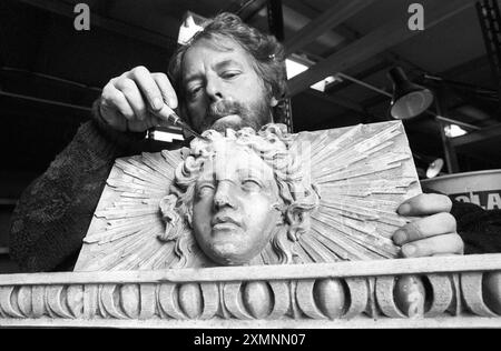 Lavori di conservazione presso Uppark House - casa del XVII secolo a South Harting, West Sussex, Inghilterra. E' un edificio classificato di grado i e una proprietà del National Trust. Intagliatore di legno Derek Medway restaurando un'intaglio nella Uppark House dopo l'incendio del 1989. 22 settembre 1993 foto di Roger Bamber Foto Stock