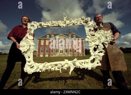 Uppark House, una casa del XVII secolo del National Trust vicino a South Harting, West sussex devastata da un incendio nel 1989. Ci sono voluti sei anni per ricostruire Uppark. Ripresa nell'autunno 1994, quando gli arredi sono stati sostituiti nella casa in seguito al restauro dell'edificio e dei contenuti dopo l'incendio dell'agosto 1989. Foto di Roger Bamber Foto Stock