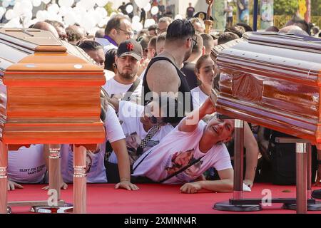 A Scampia Piazza San Giovanni Paolo II i funerali delle tre vittime della caduta del balcone nella vela celeste di Scampia Secondigliano sono celebrati dall'arcivescovo Don Mimmo Battaglia. Foto Stock