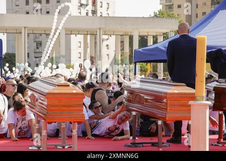 A Scampia Piazza San Giovanni Paolo II i funerali delle tre vittime della caduta del balcone nella vela celeste di Scampia Secondigliano sono celebrati dall'arcivescovo Don Mimmo Battaglia. Foto Stock