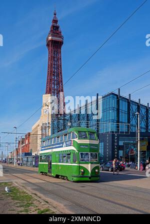 Blackpool, Regno Unito. 07.28.2024 Blackpool Transport Heritage tram funziona da Blackpool Tower a Stargate. 28 luglio 2024. Foto Stock