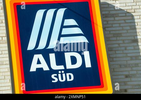 ALDI Süd, Werbeschild des Discounters an einer filiale, München, Ende Juli 2024 Deutschland, München, Juli 2024, ALDI Süd, Werbeschild des Discounters an einer Fassade, Filiale in Berg-am-Laim, Logo der Einzelhandelskette, Wirtschaft, Bayern *** ALDI Süd, segno pubblicitario dello sportello in un negozio, Monaco di Monaco, fine luglio 2024 Germania, Monaco di Baviera, Monaco di Baviera, Monaco, Monaco di Baviera, Monaco, Monaco di Baviera luglio 2024, ALDI Süd, segno pubblicitario dello sportello su una facciata, negozio a Berg am Laim, Logo della catena di vendita al dettaglio, economia, Baviera Foto Stock