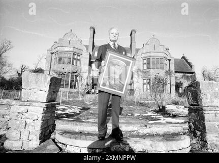 Il terzo conte Kitchener, con un ritratto di suo nonno Lord Kitchener di Khartoum, fotografato fuori dalla sua casa a Chichester nel 1996, quando il primo ministro Tony Blair stava cercando di abolire i pari ereditari. 8 febbraio 1996 foto di Roger Bamber Foto Stock