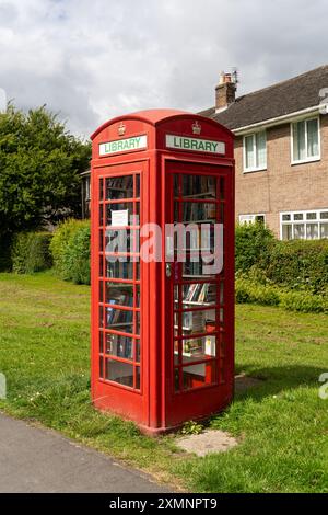 Tudhoe Village, nr. Spennymoor County Durham, Regno Unito. Telefono rosso vintage convertito o convertito in una biblioteca locale. Foto Stock