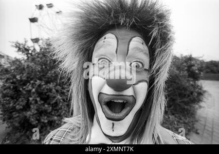 Clown sulla spiaggia di Brighton 22 marzo 1992 foto di Roger Bamber Foto Stock