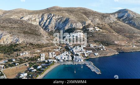 Aegiali, un pittoresco villaggio costiero sull'isola di Amorgos, in Grecia, è uno spettacolo da vedere, soprattutto dal punto di vista di un drone. Foto Stock