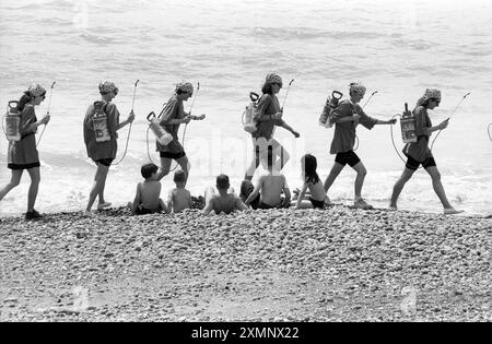 Lancio a livello nazionale della campagna Safe Under the Sun Una campagna per sensibilizzare sui rischi legati al cancro della pelle e sui vantaggi derivanti dall'uso di schermi solari è stata lanciata a Brighton Beach. I bagnini locali sono stati equipaggiati con serbatoi di prodotti per la protezione solare e pistole a spruzzo Body Shop e inviati a pattugliare la spiaggia, offrendo uno strato gratuito di lozione e un opuscolo sui rischi di cancro per i bagnanti. 11 luglio 1993 foto di Roger Bamber Foto Stock