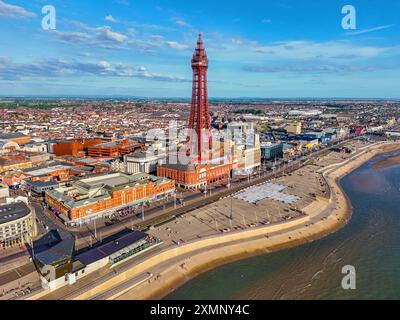 Immagine aerea della Torre di Blackpool lungo la costa di Fylde, Lancashire, durante una deliziosa serata estiva sul lungomare. 28 luglio 2024. Foto Stock