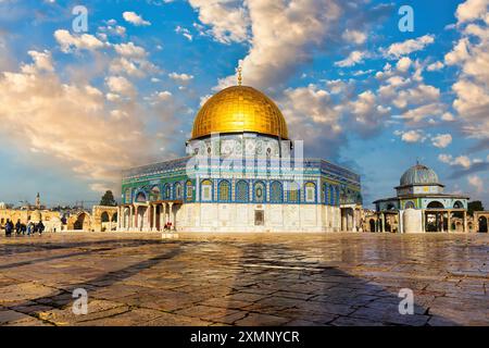 La Cupola della roccia sul Monte del Tempio con iscrizione arabesca di preghiera che dice: Nel nome di Dio Foto Stock