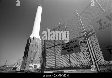 Shoreham B Power Station Chimney, Sussex, ultimo sopravvissuto al sito di demolizione. Il resto di questa centrale elettrica a carbone degli anni '1940 fu demolita nel 1988. L'ultimo camino alto 107 m è rimasto da solo per dieci anni come punto di riferimento industriale che è stato infine demolito nel 1998. 12 gennaio 1992 foto di Roger Bamber Foto Stock