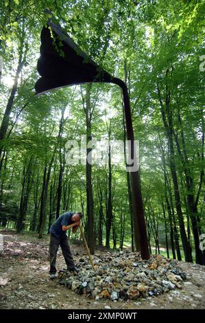 Foto di Roger Bamber: 18 settembre 2006: Musicista e artista concettuale Jem FINER, membro fondatore dei Pogues, con il suo pluripremiato "strumento ibrido per l'acqua". Il gigantesco corno modellato su una vecchia tromba grammofono amplifica i suoni prodotti dall'acqua che cade su una gamma di strumenti a percussione. Il risultato, Deep in Kings Wood, Challock, Kent, è la musica generata solo dall'acqua e dalla gravità. L'installazione è denominata Punteggio per Un foro nel terreno. Guarda la storia di Maev Kennedy. Foto Stock