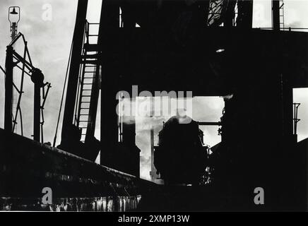 Un Black Five 45444 sotto l'impianto di carbone e la colonna d'acqua a Carnforth Motive Power Depot sulla linea principale della West Coast vicino a Preston nelle ultime settimane prima della fine delle ferrovie a vapore in Gran Bretagna nel 1968 Foto Stock