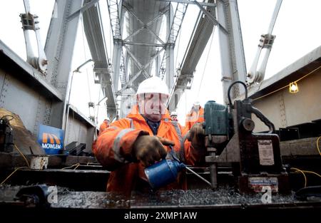 Foto di Roger Bamber: 22 gennaio 2003: Una ristrutturazione da 3 milioni di sterline del Royal Albert Bridge sul Tamar ripristinerà l'originale base in legno duro di Isambard Kingdom Brunel, originariamente utilizzata dalla costruzione nel 1859 fino agli anni 1920 Gli ingegneri hanno scoperto che le traverse moderne e i binari di zavorra causano maggiore affaticamento del metallo alla struttura. Il ponte collega Devon e Cornovaglia. Le immagini mostrano travi di perforazione a platea pronte per il nuovo cingolo. Foto Stock