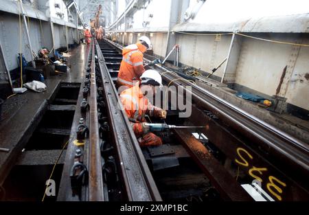 Foto di Roger Bamber: 22 gennaio 2003: Una ristrutturazione da 3 milioni di sterline del Royal Albert Bridge sul Tamar ripristinerà l'originale base in legno duro di Isambard Kingdom Brunel, originariamente utilizzata dalla costruzione nel 1859 fino agli anni 1920 Gli ingegneri hanno scoperto che le traverse moderne e i binari di zavorra causano maggiore affaticamento del metallo alla struttura. Il ponte collega Devon e Cornovaglia. Le immagini mostrano le platine che perforano i supporti in legno duro Ekki pronti per il nuovo cingolo. Foto Stock