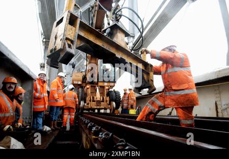 Foto di Roger Bamber: 22 gennaio 2003: Una ristrutturazione da 3 milioni di sterline del Royal Albert Bridge sul Tamar ripristinerà l'originale base in legno duro di Isambard Kingdom Brunel, originariamente utilizzata dalla costruzione nel 1859 fino agli anni 1920 Gli ingegneri hanno scoperto che le traverse moderne e i binari di zavorra causano maggiore affaticamento del metallo alla struttura. Il ponte collega Devon e Cornovaglia. L'immagine mostra il controllo dello strato dei cingoli che controlla l'allineamento delle guide appena posate sul ponte. Foto Stock