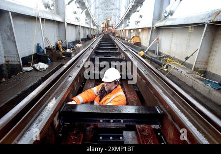 Foto di Roger Bamber: 22 gennaio 2003: Una ristrutturazione da 3 milioni di sterline del Royal Albert Bridge sul Tamar ripristinerà l'originale base in legno duro di Isambard Kingdom Brunel, originariamente utilizzata dalla costruzione nel 1859 fino agli anni 1920 Gli ingegneri hanno scoperto che le traverse moderne e i binari di zavorra causano maggiore affaticamento del metallo alla struttura. Il ponte collega Devon e Cornovaglia. Le immagini mostrano un plater che collega i supporti della guida ai supporti in legno duro Ekki per il nuovo cingolo. Foto Stock