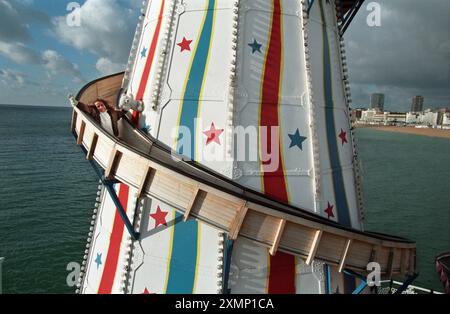 Foto di Roger Bamber : 5 marzo 2000 Cheyanne Boss, di sei anni, pedala lungo l'Helter Skelter sul molo di Brightons Palace. Ora ribattezzato Brighton Pier Foto Stock