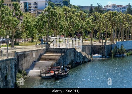 Molo per gite turistiche in barca sul fiume Mondego nella città di Coimbra, Portogallo Foto Stock