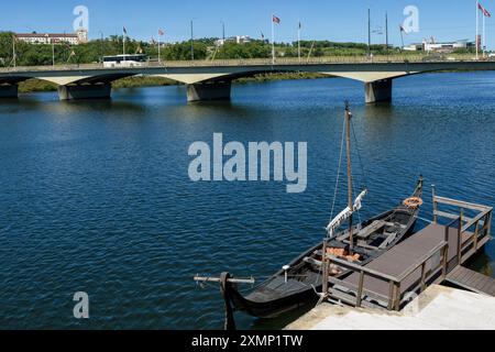 Molo per gite turistiche in barca e il ponte di Santa Clara sul fiume Mondego nella città di Coimbra, Portogallo Foto Stock