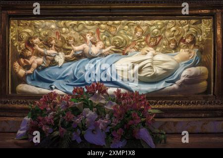 Madonna della buona morte nella vetrina di un altare nell'ex chiesa del Collegio dei Gesuiti. Oggi la nuova cattedrale (se Nova) di Coimbra. Foto Stock