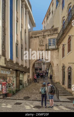 Arco della porta Barbacana (porta da Barbacã), ingresso all'antica cinta muraria medievale, collegamento tra la parte superiore e quella inferiore. Nella città di Coimbra, Portogallo Foto Stock